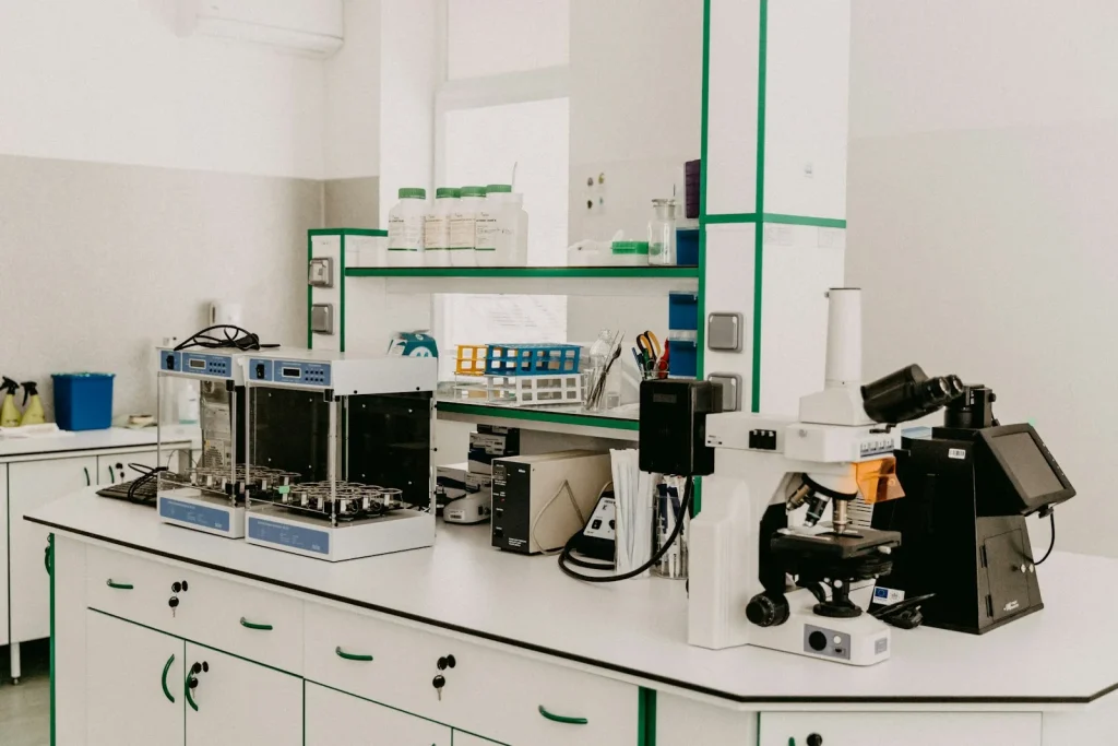 Banco de laboratorio con microscopio y material de análisis