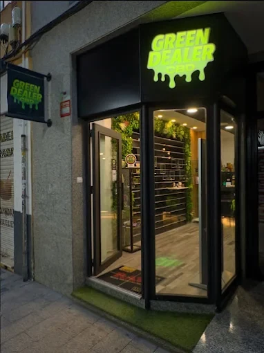 Fachada de la tienda Green Dealer CBD en la calle San Lorenzo de Murcia, con el rótulo iluminado y el interior visible