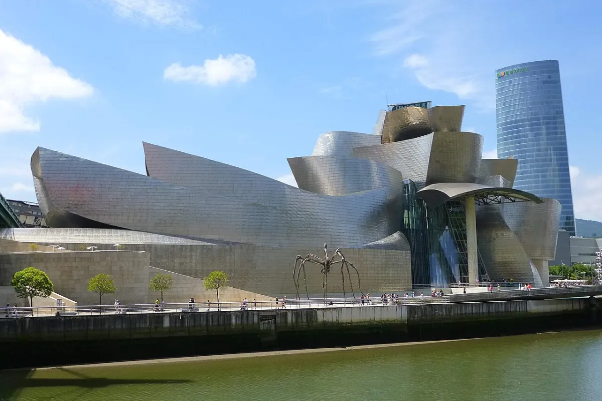 Museo Guggenheim junto a la ría de Bilbao