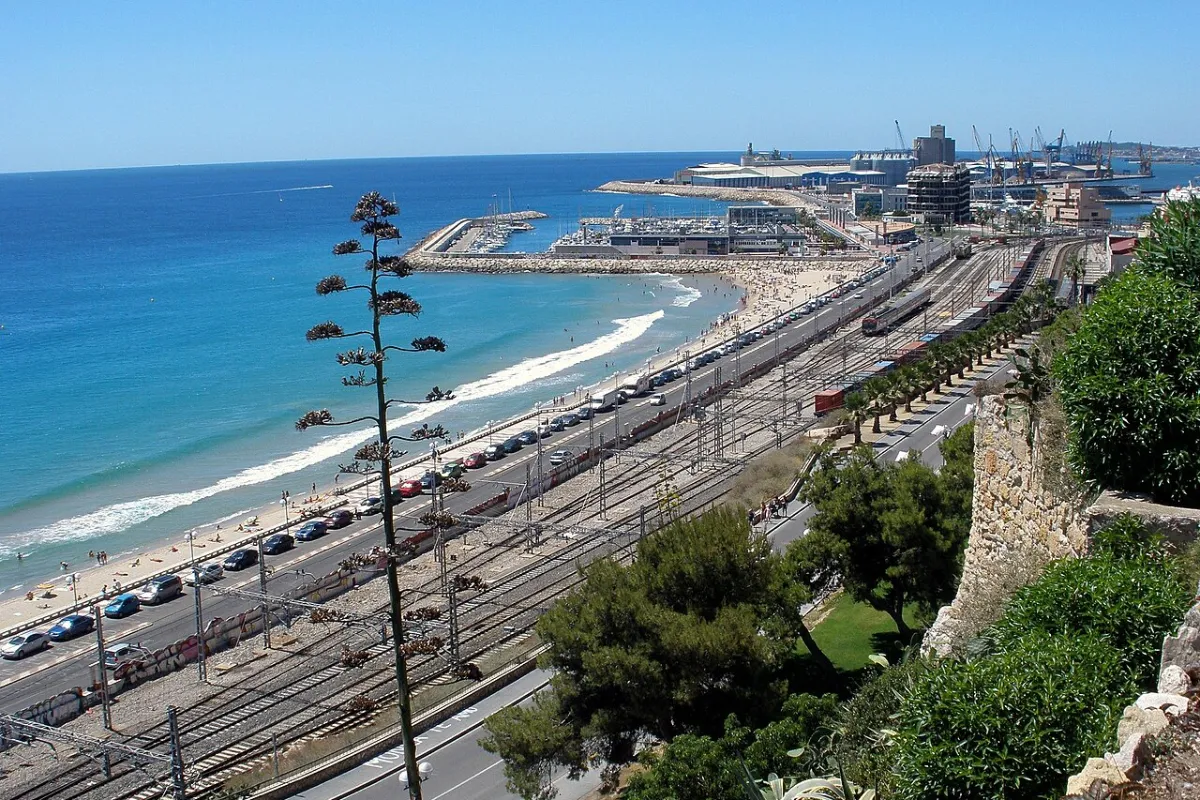 Vista panorámica de la costa de Tarragona y el Mediterráneo