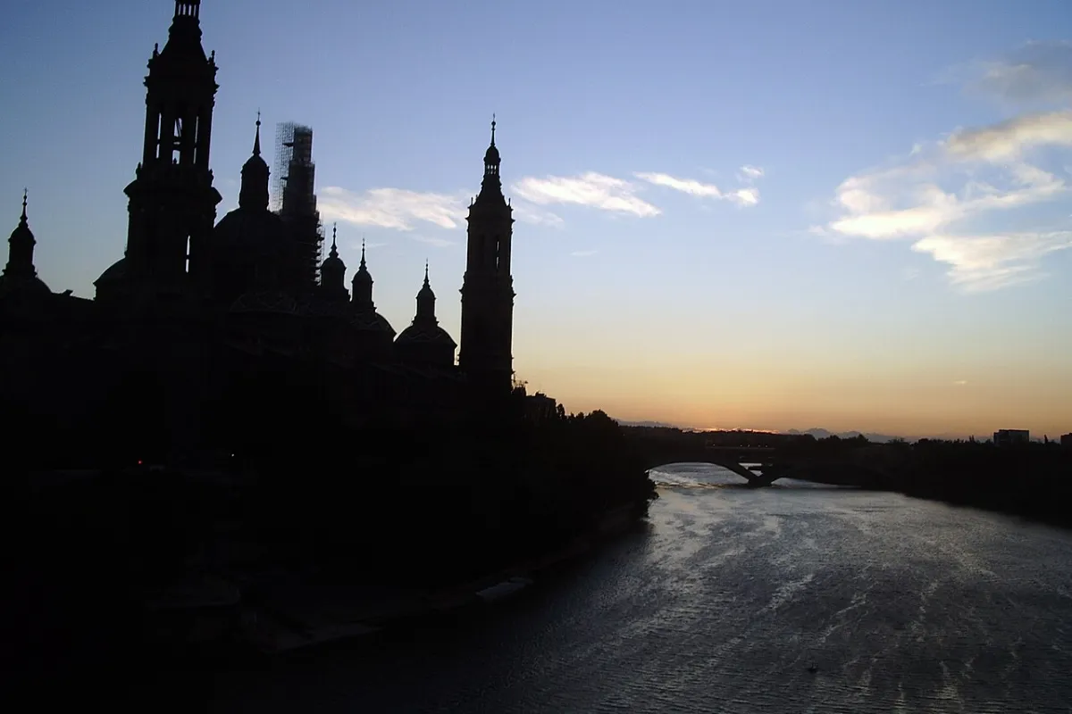 Basílica del Pilar de Zaragoza al atardecer, junto al Ebro
